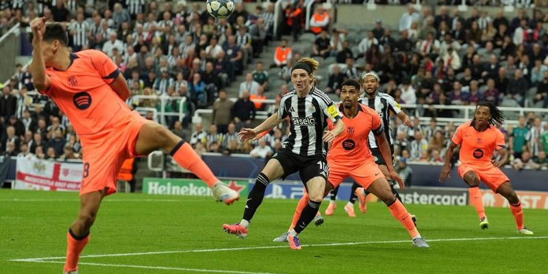 Barcelona vs Newcastle United có phong độ đối lập